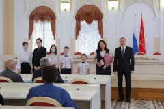 Многодетную семью наградили за заслуги в воспитании детей