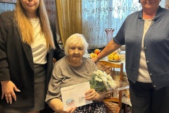 Сотрудники КЦСОН Московского района поздравили жительницу района с 90-летним юбилеем