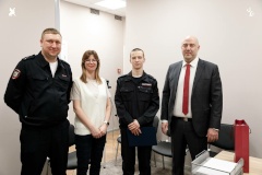 Временно исполняющий обязанности главы администрации Центрального района Александр Векслер вручил документы на квартиру