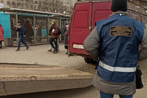 На Дыбенко пресекли нелегальную торговлю овощами и фруктами