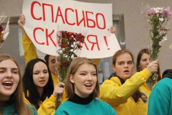 Волонтеры поздравили врачей скорой