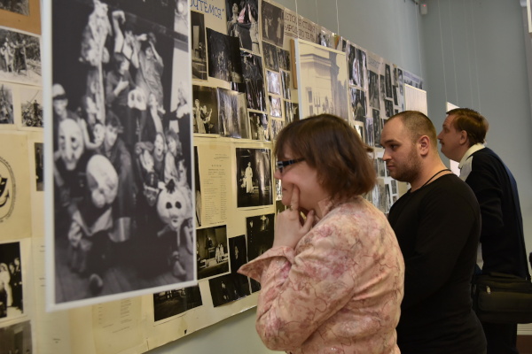 В Музее истории Кронштадта открылась выставка "Под знаком НТ- возвращение" , рассказываюзщая о страницах жизни Народного театра Кронштадтского Дома офицеров