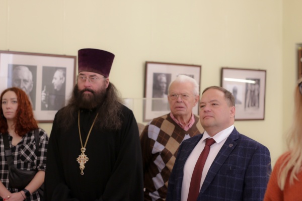 Открылась выставка из фондов архива о скульпторе Григории Ястребенецком