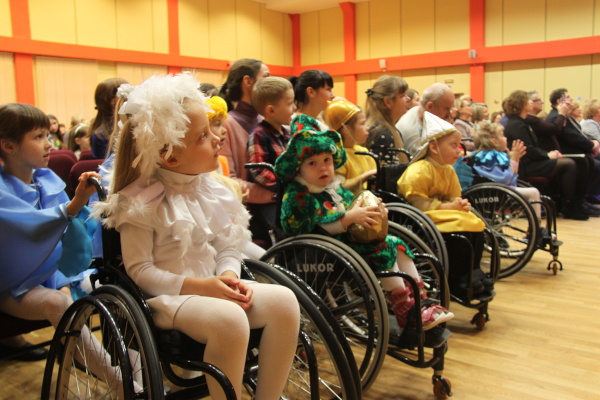 Фестиваль инклюзивного творчества "Шире круг" вновь собрал во Фрунзенском районе юных артистов и благотворителей