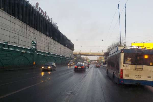 Уборка тротуаров и дорог в Кировском районе продолжается