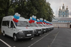 Многодетным семьям подарили микроавтобусы