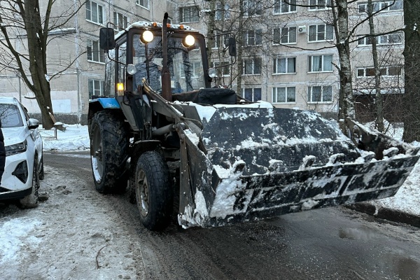 Глава района проверил качество уборки одного из кварталов района
