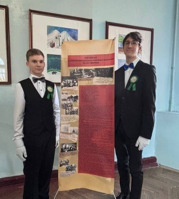 Школьники Петроградского района приняли участие в первом новогоднем бале Содружества школ блокадного Ленинграда