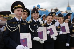 Выпускникам Морской школы вручили аттестаты на легендарной "Авроре"