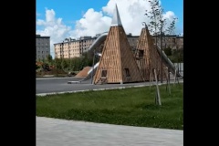 В рамках рабочего объезда глава администрации Пушкинского района Андрей Чапуров проверил ход работ по благоустройству территории Большого круга в Славянке.