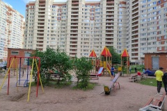 В ЖК "Ладожский парк" демонтировали аварийное оборудование на детских площадках