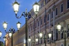 Кузнечный переулок, Манежную площадь, улицу Маяковского украсили старинные фонари