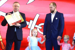 На открытии Года семьи Александр Беглов вручил знак «Родившейся в Санкт‑Петербурге» родителям третьего ребенка