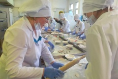 Школьников Красногвардейского и Невского районов научили лепить пельмени