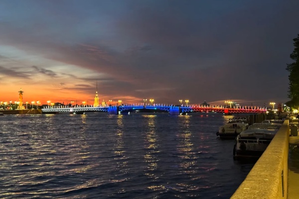 Подсветка Дворцового моста в цвета государственного флага