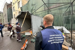 На территории объекта культурного наследия «Апраксин двор» проводятся работы по освобождению земельных участков от незаконных торговых объектов