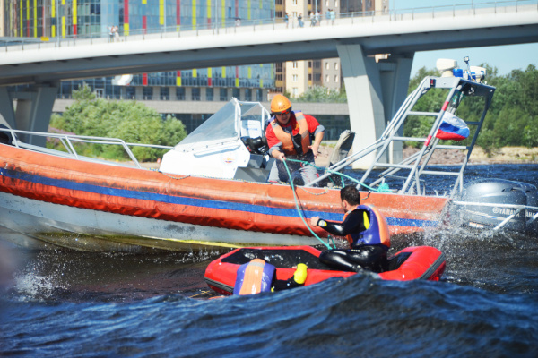 Спасатели провели учения у Яхтенного моста