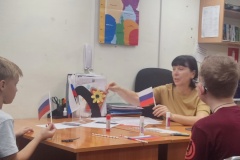 В "АИСТ" Центр социальной помощи семье и детям, на отделении профилактики безнадзорности 15 августа прошло занятие, посвященное празднику «День Российского Флага»