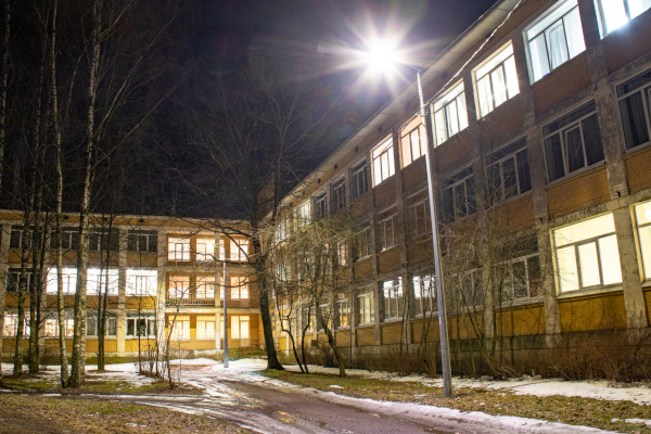 К постоянному электроснабжению подключено освещение территории «Школы здоровья» в Стрельне