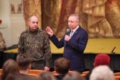 Александр Беглов вручил награду Санкт‑Петербурга участнику СВО, работающему в Михайловском театре