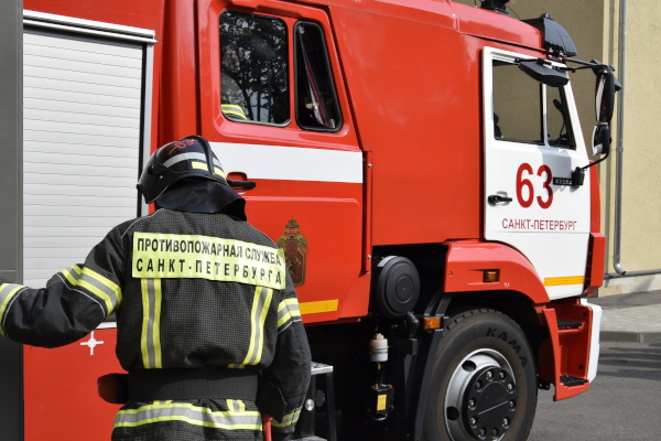 Автопарк пожарной техники Петербурга обновят на 150 миллионов рублей