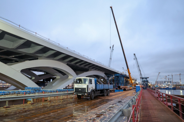 Александр Беглов осмотрел строящийся Большой Смоленский мост через Неву