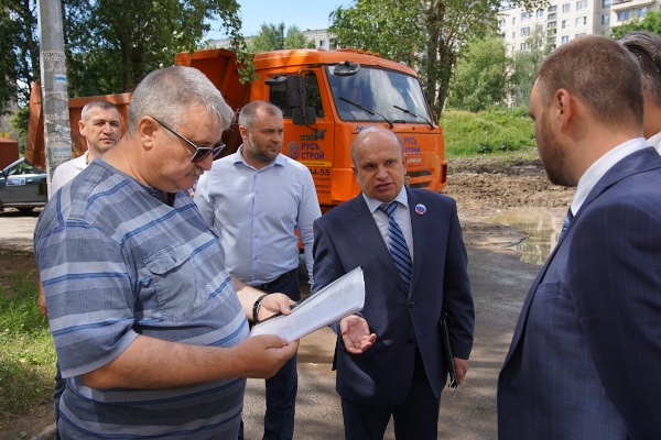 Глава района Виктор Полунин обошел квартал, ограниченный проспектами Культуры и Просвещения, ул. Руднева