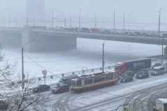 Уважаемые жители Невского района!  Будьте аккуратны и внимательны на дорогах и остановках.