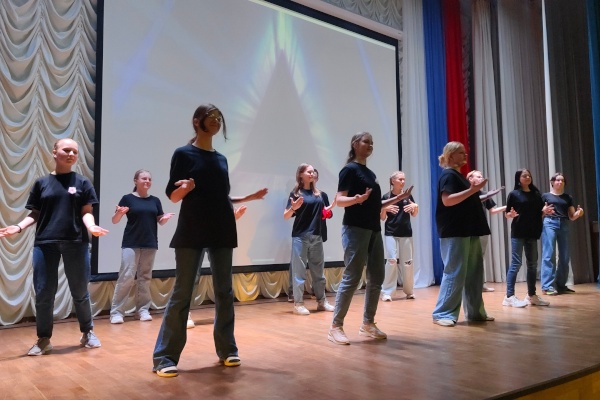 Подростки смогут работать в составе студотрядов Петербурга на упрощённых условиях