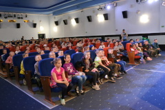 В киноцентре «Чайка» воспитанников летних школьных лагерей района порадовали театрализованным представлением