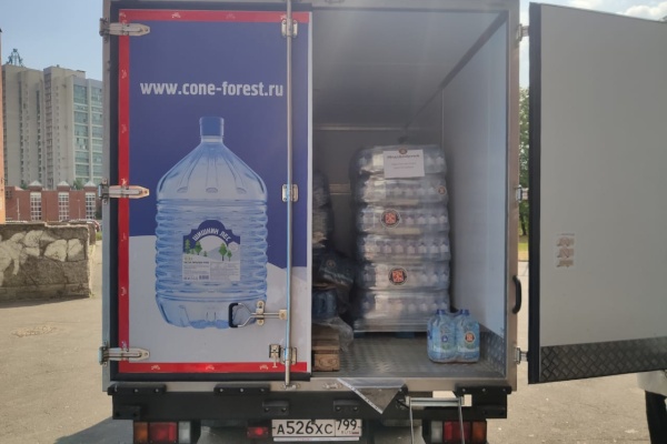 Более 7,5 тысяч литров питьевой воды передала Общественная палата Петербурга городским врачам