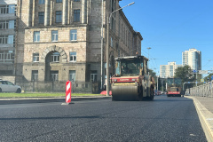 Дорожники обновляют покрытие на Светлановском проспекте