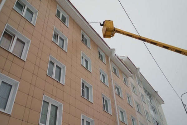 В Пушкинском районе продолжаются работы по очистке крыш многоквартирных домов от снега и наледи