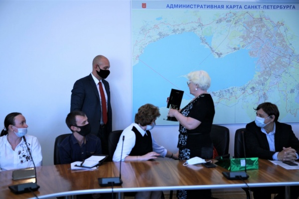 Управляющую компанию ЖКС №2 Кировского района наградили Золотым профсоюзным знаком