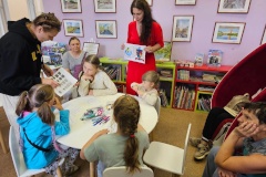 Ко Дню семьи, любви и верности Центральная детская библиотека «Спутник» собрала гостей в Парке Авиаторов, чтобы создать свои семейные гербы