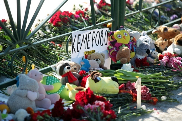 в 18:00 на Дворцовой площади начнется акция поминовения и скорби "Кемерово, мы с тобой!"