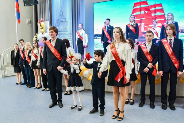 Последний звонок в гимназии 74 Выборгского района