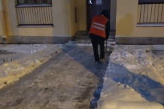В круглосуточном режиме проводится уборка улично-дорожной сети и внутриквартальных территорий Невского района от снежных масс и наледи, а также противогололедная обработка.