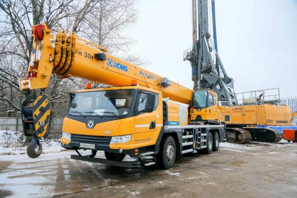 Установка закладного камня на месте строительства Большого Смоленского моста.