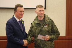 Глава администрации Московского района вручил памятный знак участнику СВО