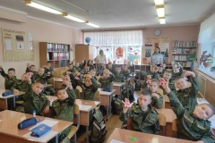 В Кадетской школе Пушкинского района стражи порядка совместно с представителями ЦРБ им. Д.Н. Мамина-Сибиряка провели мастер-классы по изготовлению световозвращающих элементов