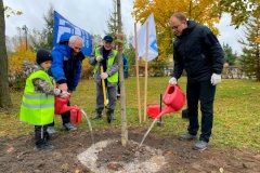 В Заневском парке появились каштаны — их высадили в рамках городского Дня благоустройства. Глава района Андрей Хорт принял участие в субботнике вместе с жителями