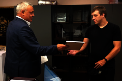 Курьер, дважды помешавший мошенникам, получил благодарность Комитета по вопросам законности, правопорядка и безопасности