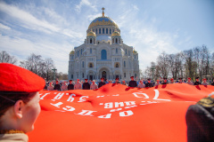 В Кронштадте на Якорной площади развернули Масштабную копию Знамени Победы