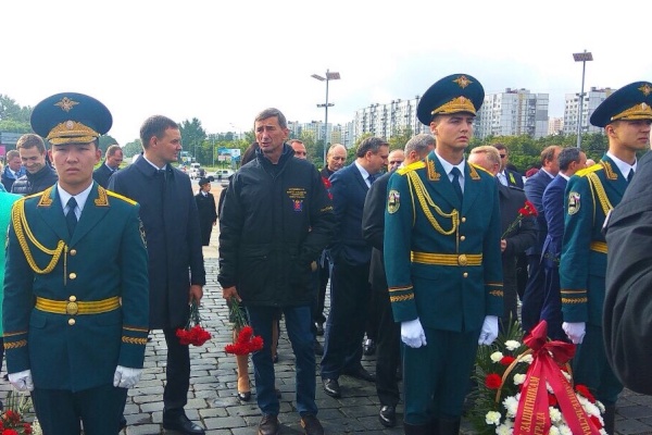 Сергей Морозов возложил цветы к Монументу героическим защитникам Ленинграда
