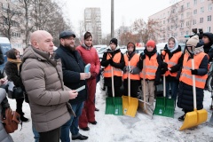 Председатель Жилищного комитета Санкт‑Петербурга Олег Зотов и глава администрации Фрунзенского района Константин Серов поблагодарили школьников района, которые после учебы по трудовому договору работают на уборке территории