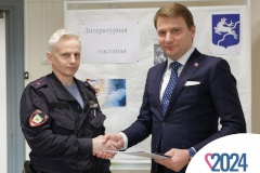 Участковый 17-го отдела полиции Калининского района и многодетный отец Евгений Золтнер удостоен звания «Почётный житель округа Северный»