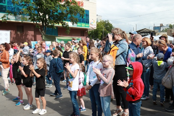Ко Дню молодежи в Кировском районе прошла стрит-арт акция "Чистое небо над Питером"