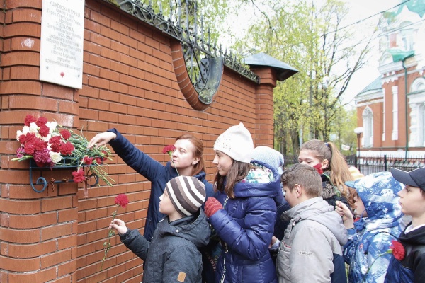 Педагоги ДДТ «Юность» и учащиеся 494 школы возложили цветы к памятнику Д.К. Ушкова