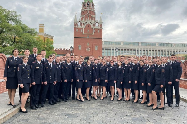 Президент России поздравил лучших выпускников военных образовательных организаций из Санкт‑Петербурга